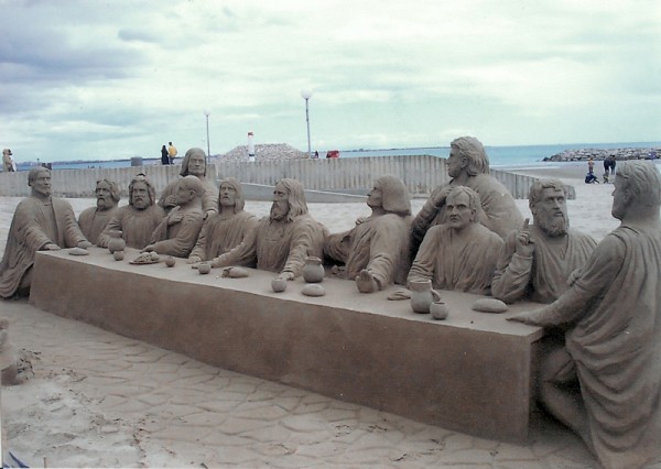 Une sculpture de sable reproduisant La Cène